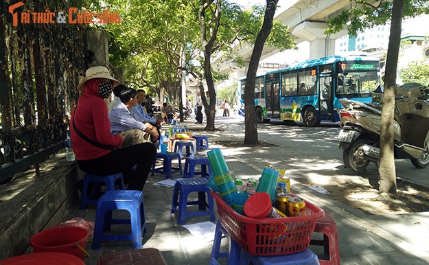 Ha Noi nang nhu do lua: Nguoi “hot” bac trieu, nguoi “meo mat” vi e-Hinh-4