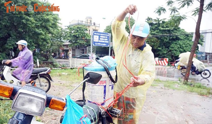 Anh: Mac mua lon, dan Ha Noi hi hung do ra song bat ca-Hinh-7