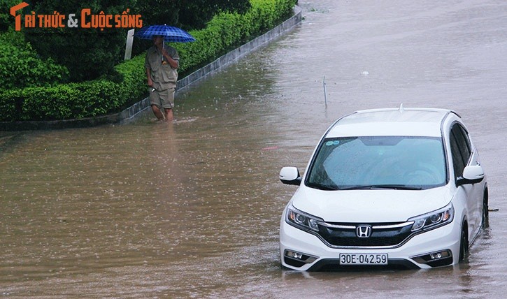 Anh: Mua suot dem, duong Ha Noi ngap sau trong bien nuoc-Hinh-13