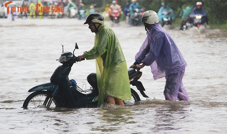 Anh: Mua suot dem, duong Ha Noi ngap sau trong bien nuoc-Hinh-15