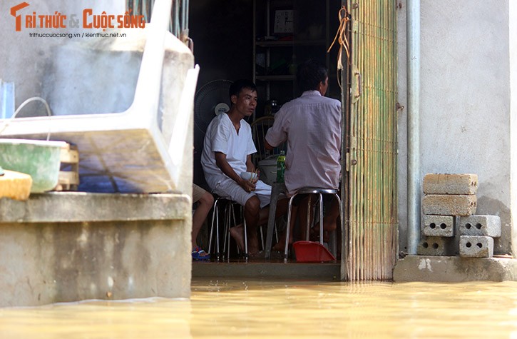 Ha Noi ngap lut: Sang 23/7, nha cua van chim trong bien nuoc-Hinh-17