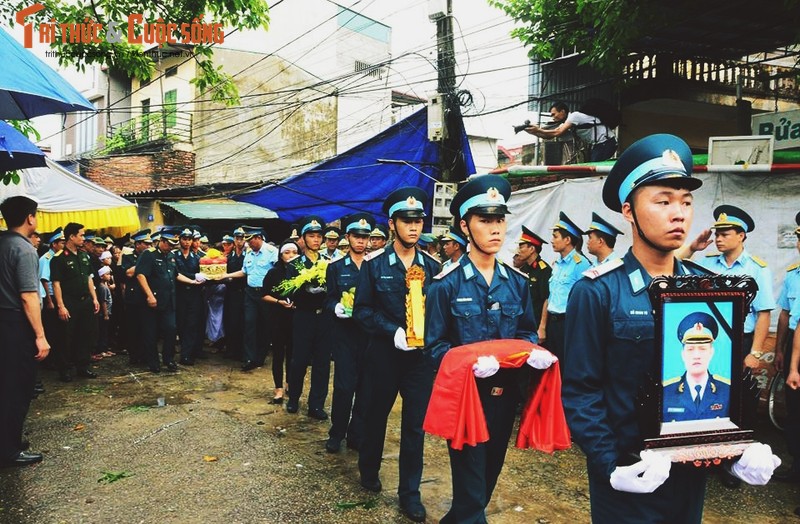 Nghen ngao tien dua hai phi cong Su-22 ve noi an nghi cuoi cung-Hinh-10