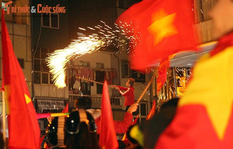 Nhieu co dong vien an mung qua khich sau khi tuyen Viet Nam vo dich AFF Cup-Hinh-4