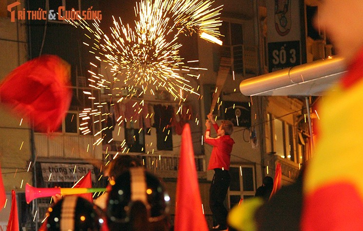 Nhieu co dong vien an mung qua khich sau khi tuyen Viet Nam vo dich AFF Cup-Hinh-5