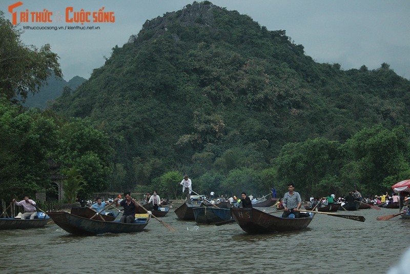 Tray hoi chua Huong: Phan cam du khach sat phat nhau tren suoi Yen