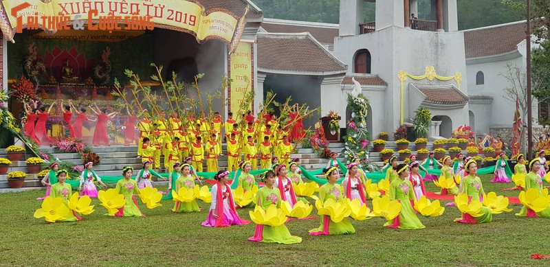 Dac sac, hoanh trang ngay khai hoi xuan Yen Tu 2019-Hinh-11