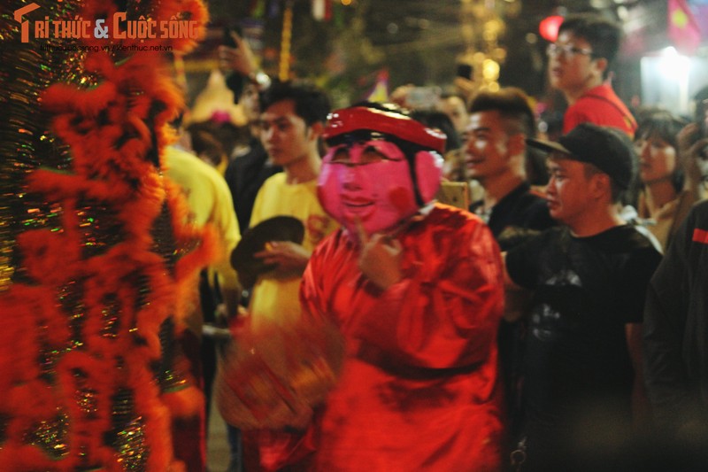 Hang nghin nguoi chen chan xem ruoc “ong lon” khong lo o Ha Noi-Hinh-12