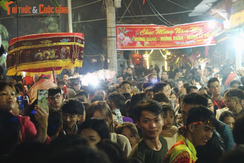 Hang nghin nguoi chen chan xem ruoc “ong lon” khong lo o Ha Noi-Hinh-8