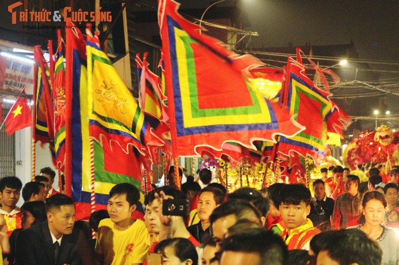 Hang nghin nguoi chen chan xem ruoc “ong lon” khong lo o Ha Noi