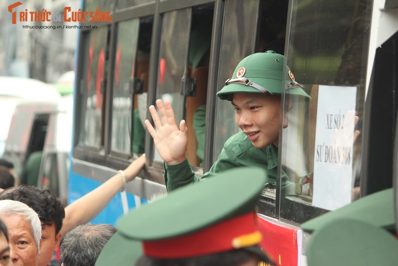 Khoanh khac nguoi than bin rin tien tan binh nhap ngu o Ha Noi-Hinh-13