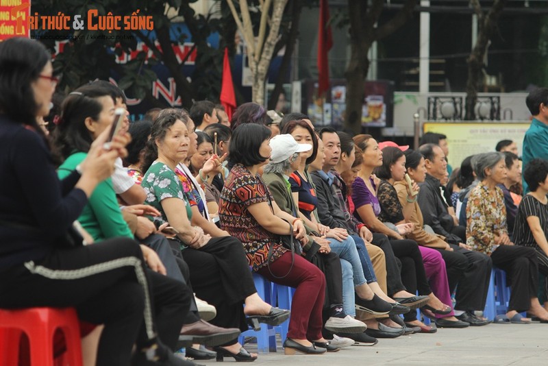 Khoanh khac nguoi than bin rin tien tan binh nhap ngu o Ha Noi-Hinh-4