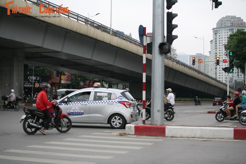 Hinh anh xau xi cua nguoi dan vi pham giao thong o Ha Noi dip nghi Gio To-Hinh-8