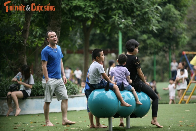 Hinh anh vang ve o TTTM, diem vui choi cua Ha Noi dip nghi Gio To-Hinh-17