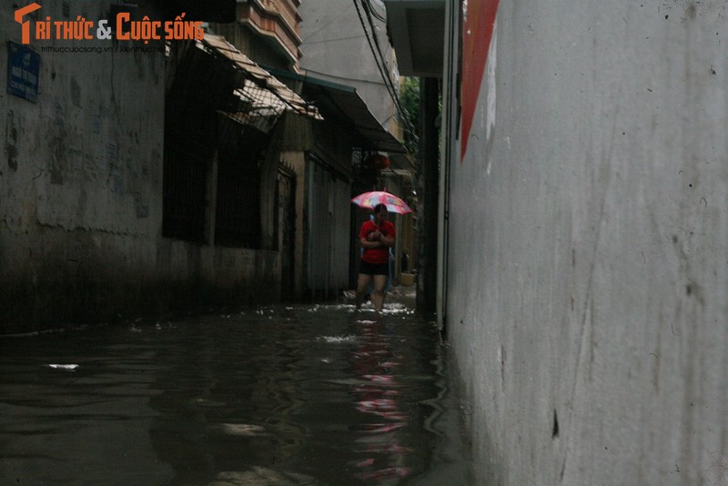 Hinh anh nguoi Ha Noi tiep tuc “boi” trong nuoc dip nghi le 30/4-1/5-Hinh-5