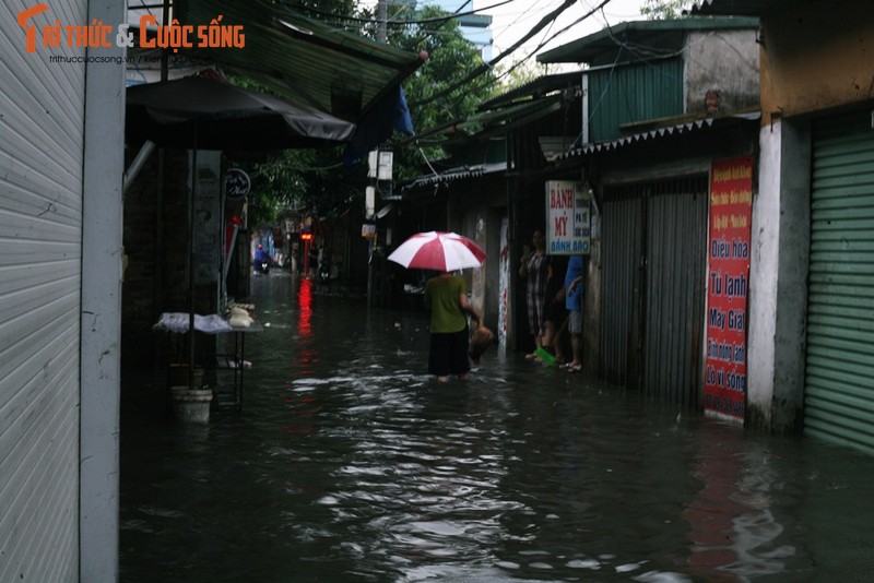 Hinh anh nguoi Ha Noi tiep tuc “boi” trong nuoc dip nghi le 30/4-1/5-Hinh-8