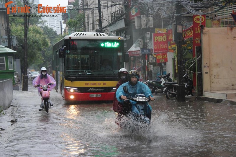 Hinh anh nguoi Ha Noi tiep tuc “boi” trong nuoc dip nghi le 30/4-1/5