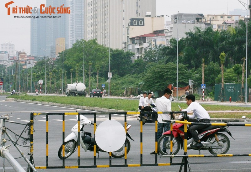 Ha Noi: Co dat san khach nhon nhip tren duong Nguyen Van Huyen 