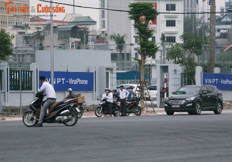 Ha Noi: Co dat san khach nhon nhip tren duong Nguyen Van Huyen 