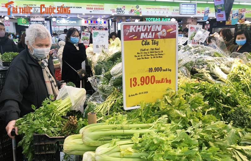 Chen nhau mua rau cu qua o sieu thi Ha Noi 