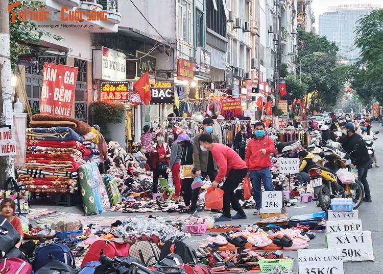 Thien duong mua sam gia re cho sinh vien xa hang Tet, dong nghit nguoi mua