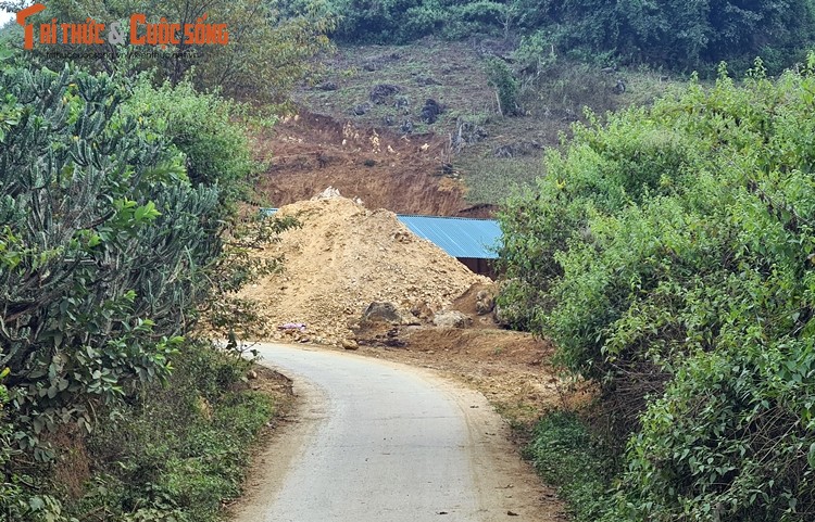 Son La: Xe doi, khoet nui khai thac khoang san Talc trai phep