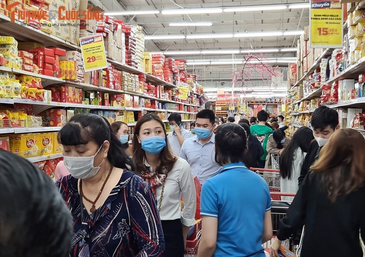 Ha Noi: Sieu thi khuyen mai lon, khach nhon nhip mua sam Tet