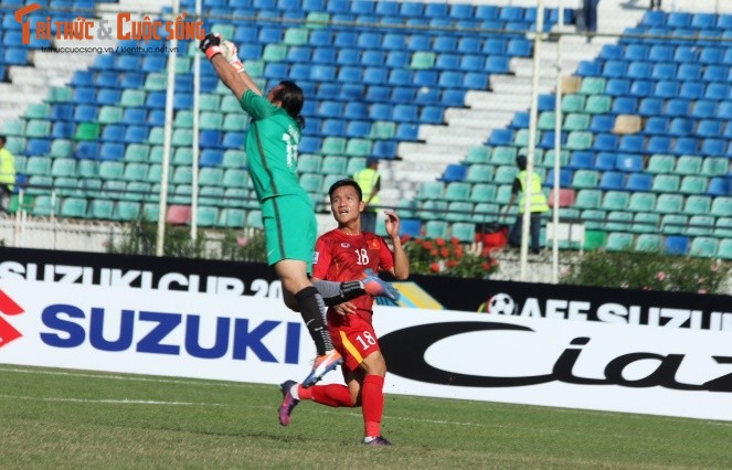 DT Viet Nam 1 - 0 DT Malaysia: Vuot kho gianh chien thang-Hinh-9