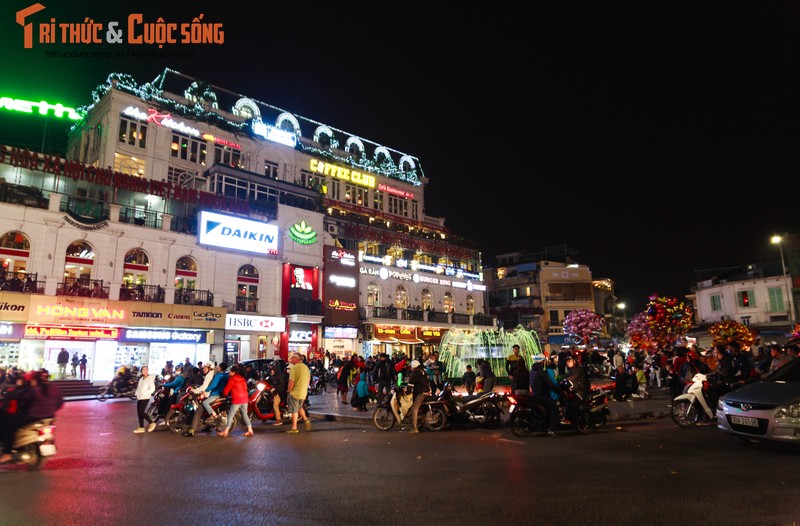 Nguoi dan Ha Noi ron rang ra pho don giao thua khong phao hoa