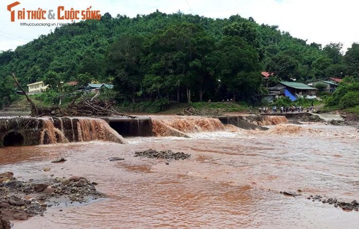 Dien Bien: Lu ong cuon 2 chau be, mot tu vong, mot mat tich