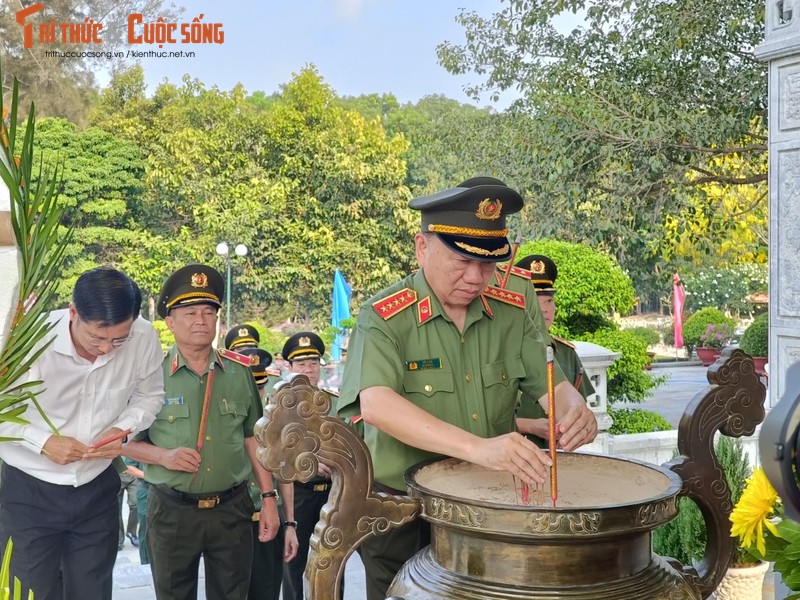 Bo truong Bo Cong an dang huong tri an cac Anh hung - Liet si o Tay Ninh