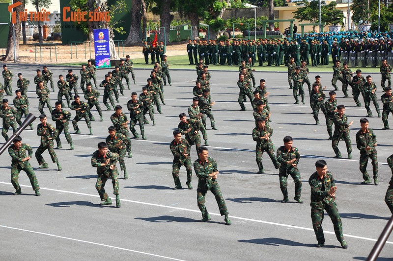 Nhieu ''bong hong'' tham gia hoi thao quoc phong Bo Tu lenh TP HCM-Hinh-6