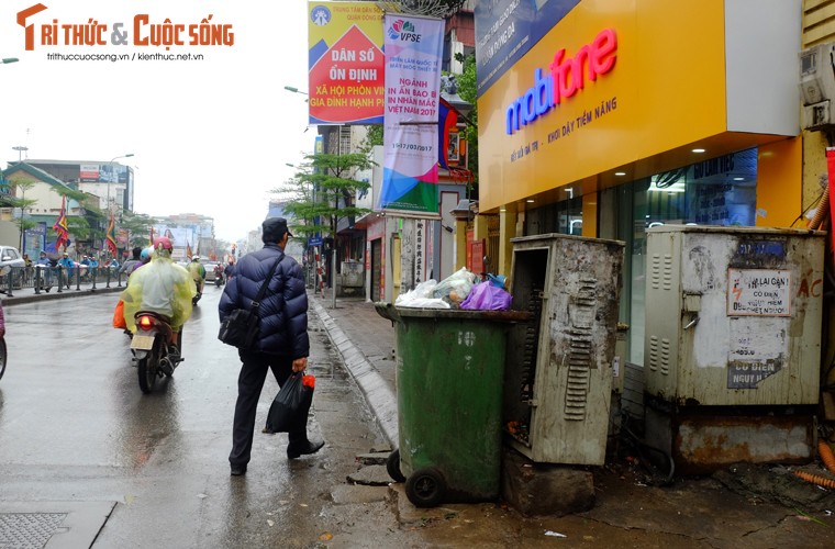 Nguoi di bo lien tuc ne “bom dien” day dac tren via he Ha Noi-Hinh-2