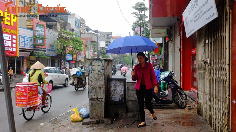 Nguoi di bo lien tuc ne “bom dien” day dac tren via he Ha Noi-Hinh-3