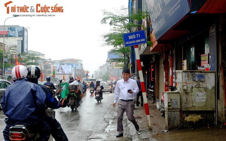 Nguoi di bo lien tuc ne “bom dien” day dac tren via he Ha Noi-Hinh-5