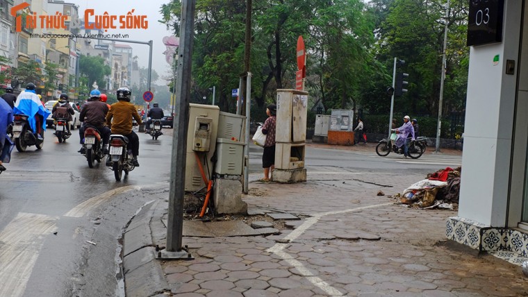 Nguoi di bo lien tuc ne “bom dien” day dac tren via he Ha Noi