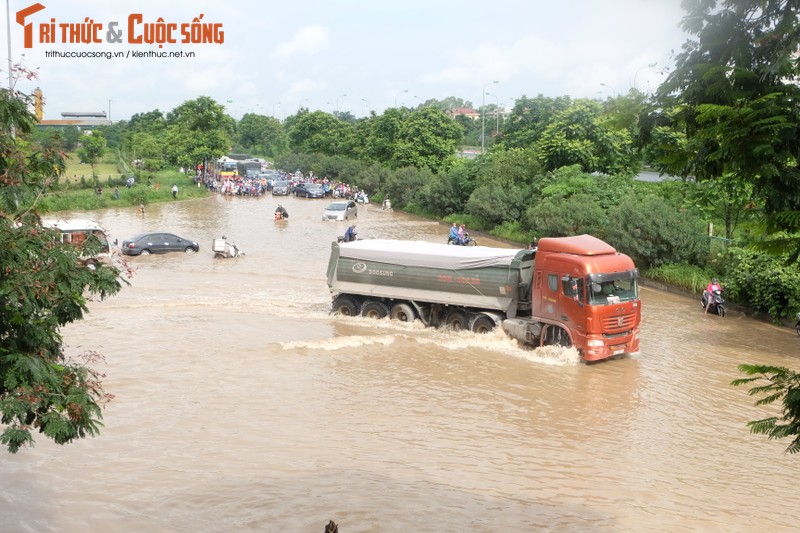 Anh: Duong Ha Noi bien thanh song, nguoi dan vat va tim loi thoat-Hinh-12