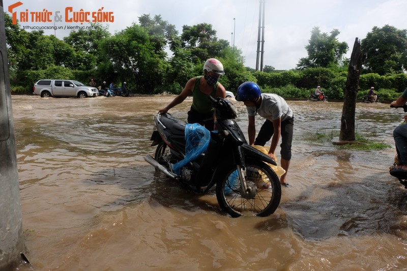 Anh: Duong Ha Noi bien thanh song, nguoi dan vat va tim loi thoat-Hinh-16