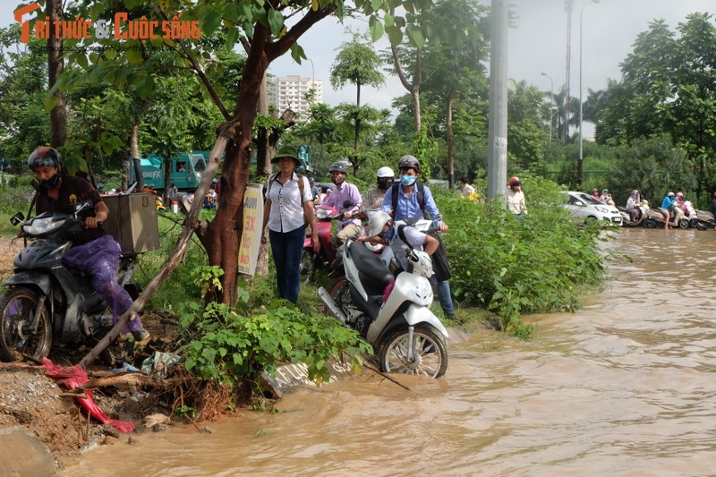 Anh: Duong Ha Noi bien thanh song, nguoi dan vat va tim loi thoat-Hinh-18