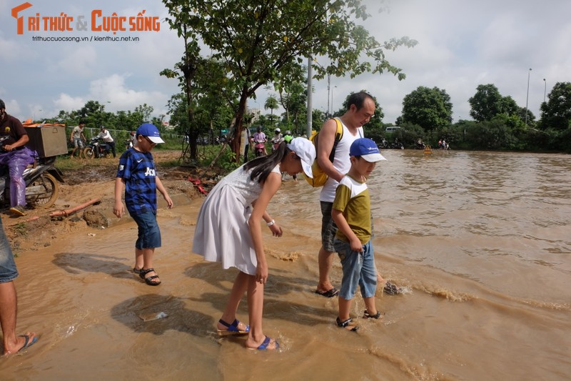 Anh: Duong Ha Noi bien thanh song, nguoi dan vat va tim loi thoat-Hinh-19