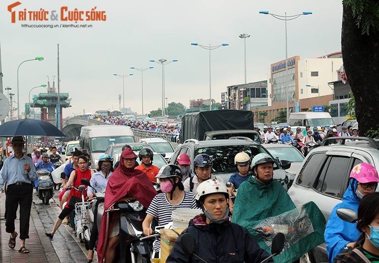 Anh: Duong Ha Noi bien thanh song, nguoi dan vat va tim loi thoat-Hinh-22