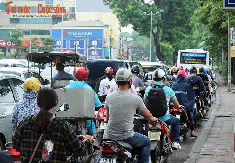 Anh: Duong Ha Noi bien thanh song, nguoi dan vat va tim loi thoat-Hinh-23