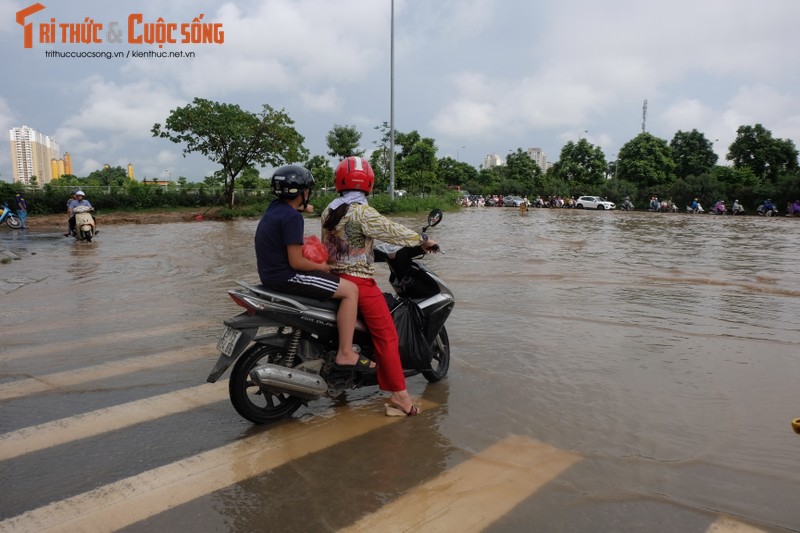 Anh: Duong Ha Noi bien thanh song, nguoi dan vat va tim loi thoat-Hinh-6