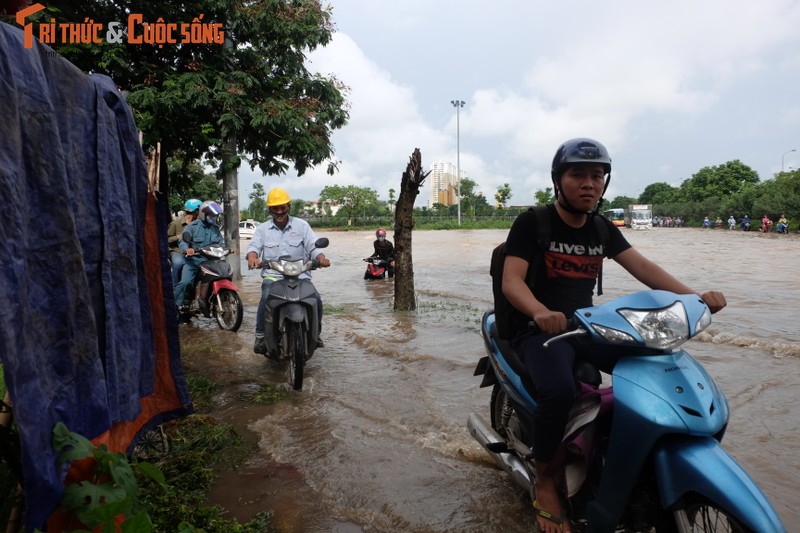 Anh: Duong Ha Noi bien thanh song, nguoi dan vat va tim loi thoat-Hinh-9