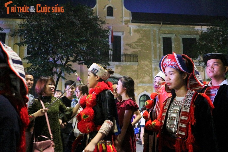 Co dau nguoi Dao xinh hut hon tren pho di bo Ho Guom-Hinh-12