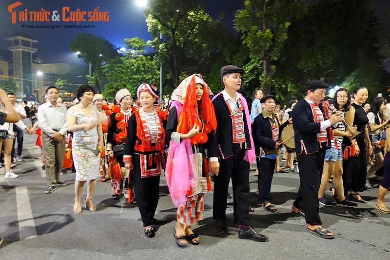 Co dau nguoi Dao xinh hut hon tren pho di bo Ho Guom-Hinh-2