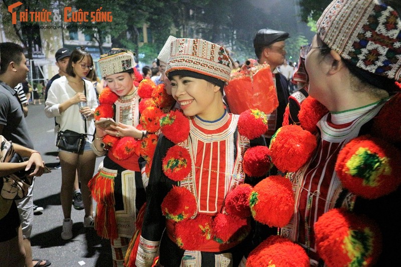 Co dau nguoi Dao xinh hut hon tren pho di bo Ho Guom-Hinh-6