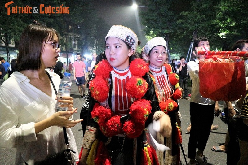 Co dau nguoi Dao xinh hut hon tren pho di bo Ho Guom-Hinh-7