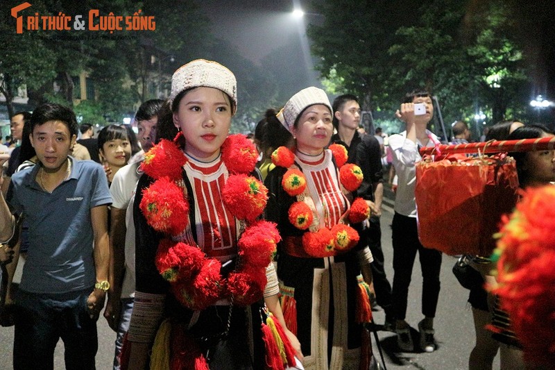 Co dau nguoi Dao xinh hut hon tren pho di bo Ho Guom-Hinh-8