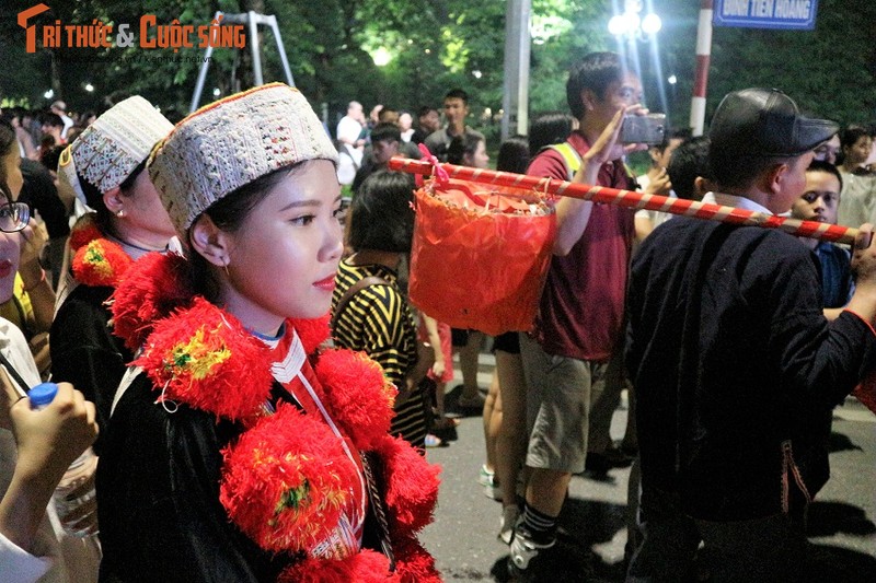 Co dau nguoi Dao xinh hut hon tren pho di bo Ho Guom-Hinh-9