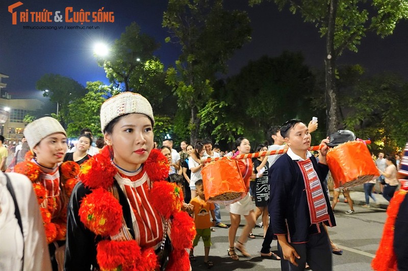 Co dau nguoi Dao xinh hut hon tren pho di bo Ho Guom